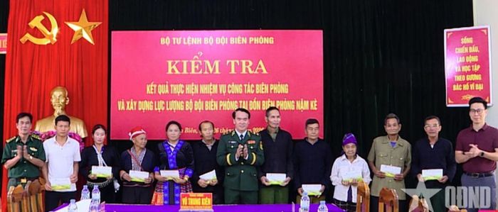 Trao quà động viên gia đình chính sách tại xã Nậm Kè.
