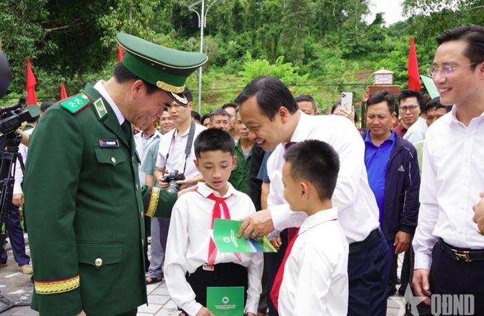  Lãnh đạo Bộ tư lệnh Bộ đội Biên phòng và Tỉnh ủy Điện Biên động viên các em học sinh là con nuôi Đồn Biên phòng Leng Su Sìn.