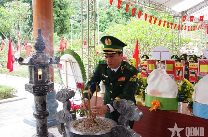 Trung tướng Vũ Trung Kiên dâng hương tưởng niệm Anh hùng liệt sĩ Trần Văn Thọ.