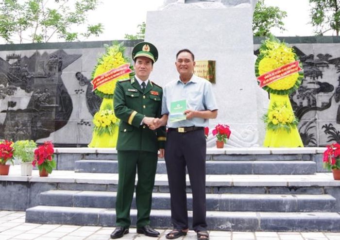  Trung tướng Vũ Trung Kiên trao quà tặng ông Nguyễn Hồng Việt, thân nhân Anh hùng liệt sĩ Trần Văn Thọ.