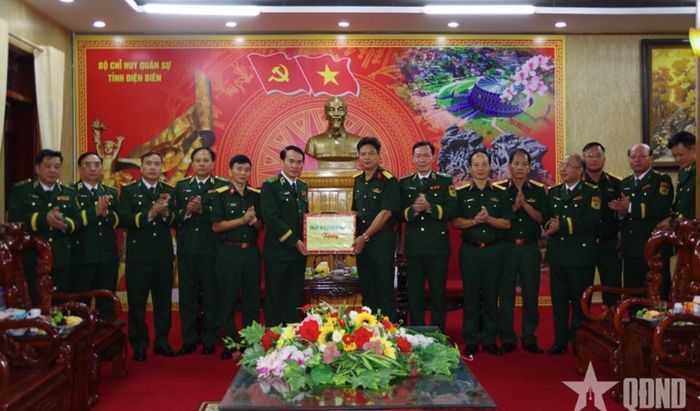 Đoàn công tác Bộ tư lệnh Bộ đội Biên phòng thăm, làm việc tại Bộ CHQS tỉnh Điện Biên.