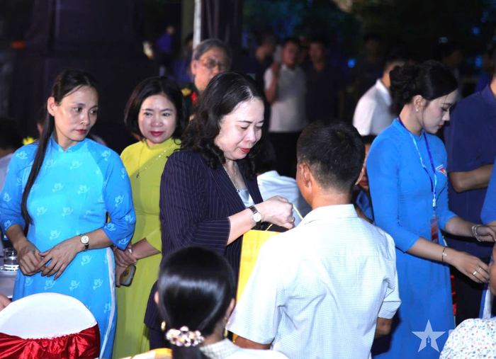 Phó chủ tịch nước Võ Thị Ánh Xuân trao quà tặng các gia đình chính sách.