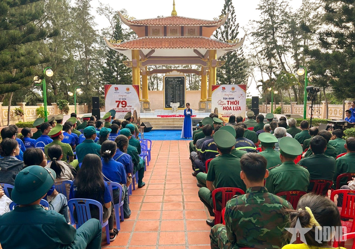  Đồn Biên phòng Cửa khẩu Cảng Phú Quý phối hợp tổ chức tọa đàm "Câu chuyện thời hoa lửa" tại Khu tưởng niệm liệt sĩ đặc khu Phú Quý. 