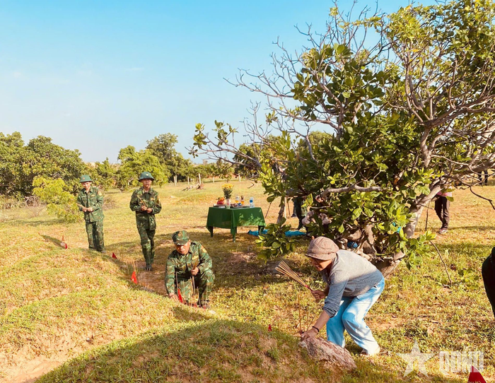 Cán bộ, chiến sĩ Đồn Biên phòng Hòa Thắng tham gia tìm kiếm, quy tập hài cốt liệt sĩ tại thôn Hồng Chính, xã Hòa Thắng, tỉnh Lâm Đồng. 