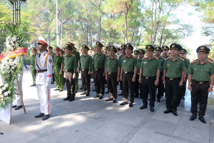 Đoàn công tác đội ngũ chỉnh tề, chuẩn bị vào dâng hương