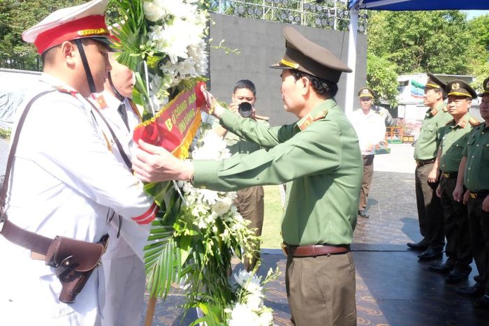 Thượng tướng Lê Quốc Hùng chỉnh hoa trước khi dâng hương