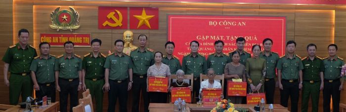 Đoàn công tác trao tặng quà cho các mẹ Việt Nam Anh Hùng.