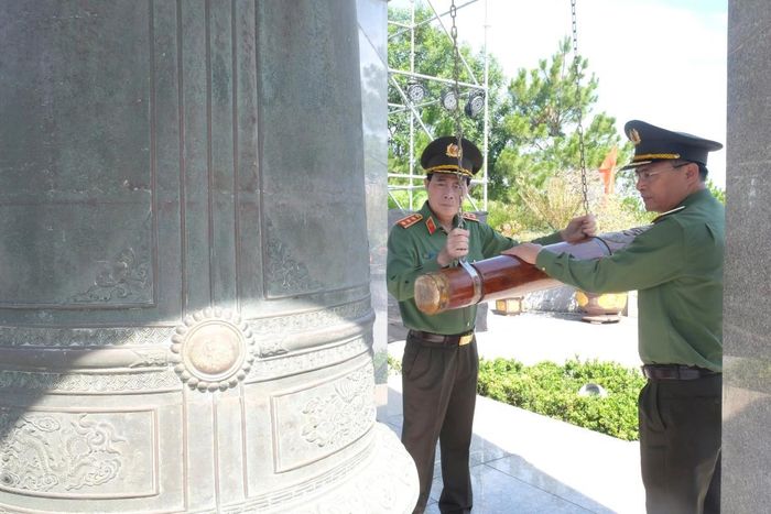 Thượng tướng Lê Quốc Hùng thực hiện nghi lễ gõ chuông trước khi dâng hương