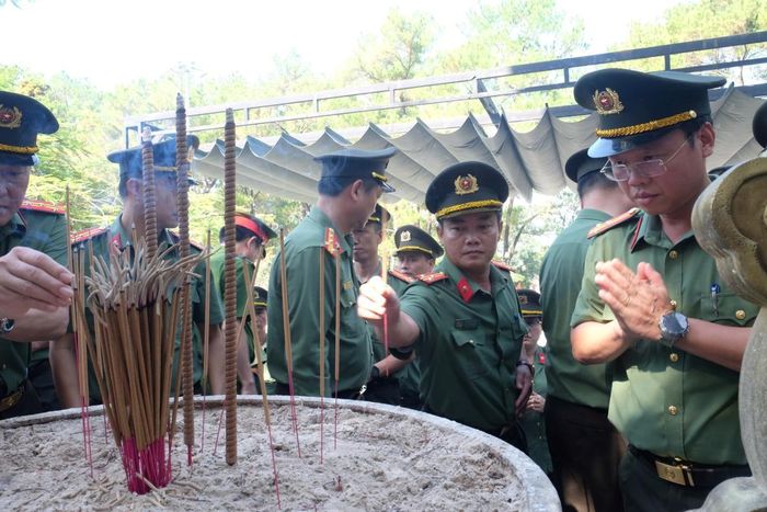 Lãnh đạo cùng CBCS trong đoàn thực hiện nghi lễ dâng hương