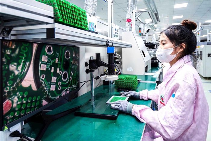 Sản xuất sản phẩm bo mạch điện tử ở một nhà máy tại Khu công nghệ cao Đà Nẵng.