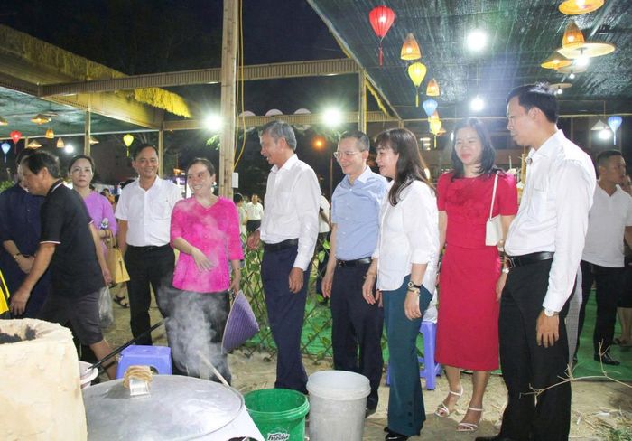 Các đại biểu tham quan gian hàng ẩm thực tại Chợ phiên "Làng trong phố". Ảnh: P.T