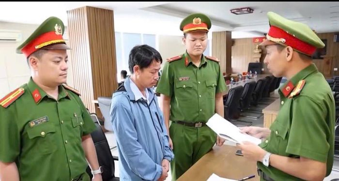 Cơ quan Cảnh sát điều tra tống đạt các quyết định khởi tố bị can, bắt tạm giam đối với Nguyễn Văn Chương
