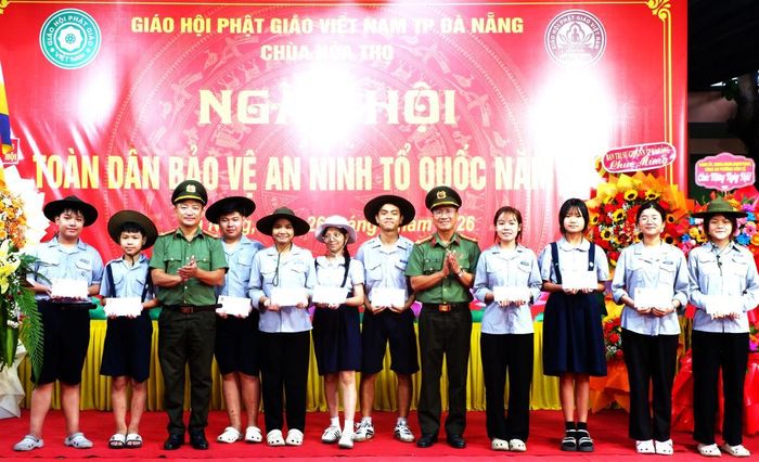 Lãnh đạo Phòng An ninh nội địa CATP Đà Nẵng trao quà "Tiếp sức đến trường" cho các em học sinh vượt khó học giỏi. Ảnh: P.T