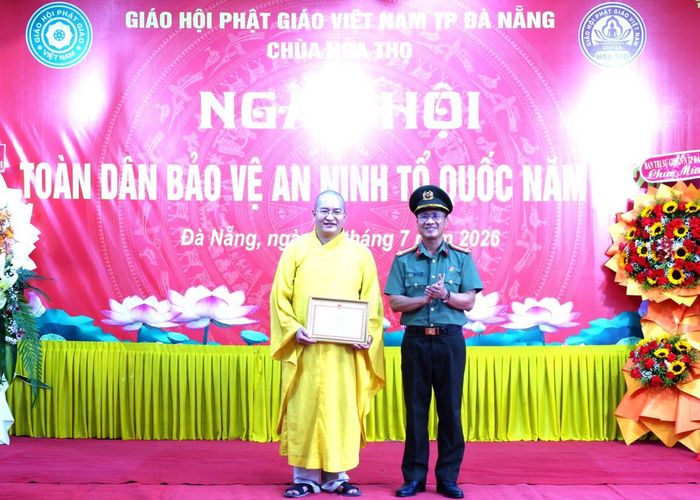 Thừa ủy quyền của Giám đốc CATP, Đại tá Tán Kim Thủy – Trưởng phòng An ninh nội địa trao Giấy khen của Gi ám đốc CATP cho Đại đức Thích Hải Trí đã có thành tích xuất sắc trong tham gia phong trào TDBVANTQ. Ảnh: P.T