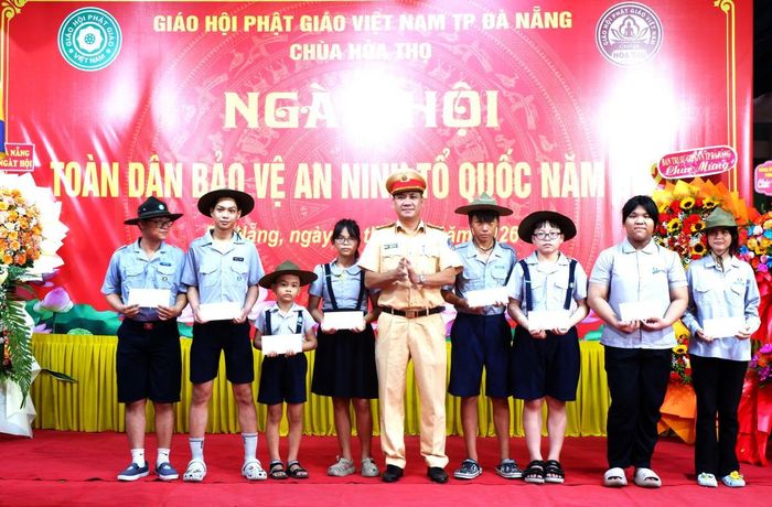Đại diện Phòng CSGT CATP Đà Nẵng trao quà "Tiếp sức đến trường cho các em HS vượt khó vươn lên trong học tập cùng nhiều phần quà ý nghĩa cho nhà chùa. Ảnh: P.T