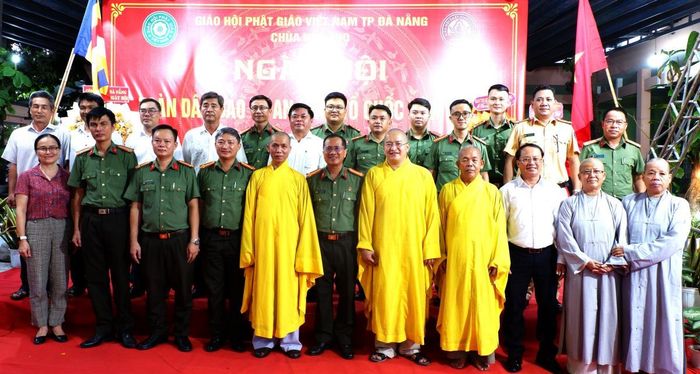 Các đại biểu chụp ảnh kỷ niệm tại Ngày hội. Ảnh: P.T