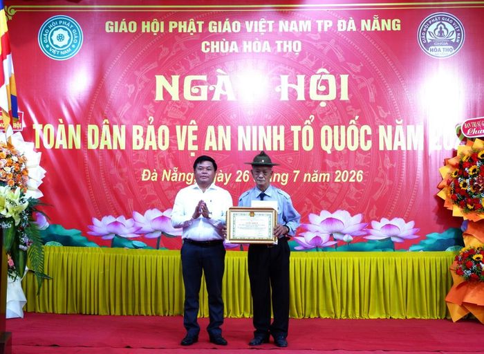 Phó Chủ tịch UBND phường Cẩm Lệ trao Giấy khen cho Tập thể Chùa Hòa Thọ. Ảnh: P.T