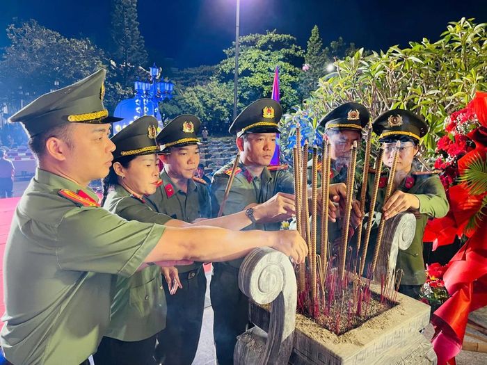 Phó Giám đốc Công an TP Đà Nẵng Nguyễn Kim Trung và đoàn Công an TP Đà Nẵng dâng hương tưởng niệm các Anh hùng, Liệt sĩ.