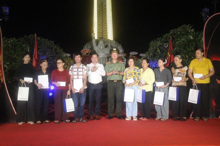 Thượng tá Nguyễn Kim Trung, Phó Giám đốc Công an TP Đà Nẵng và nhà tài trợ tặng quà cho các gia đình chính sách.
