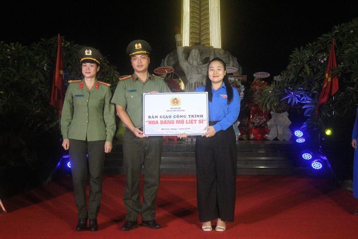 Ngành điện miền Trung và Ban Thanh niên Công an thành phố trao tặng, bàn giao các công trình thanh niên.