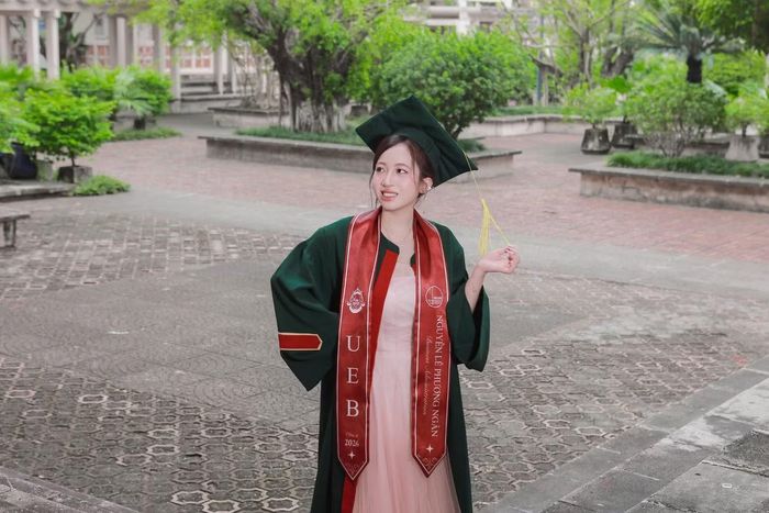 Bốn năm đại học, Phương Ngân duy trì học bổng khuyến khích học tập loại A trong 7 học kỳ nhờ sự kỷ luật và kiên trì.