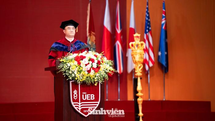 PGS. TS Nguyễn Trúc Lê, Hiệu trưởng Trường Đại học Kinh tế - Đại học Quốc gia Hà Nội gửi gắm nhiều bài học sâu sắc tới các tân khoa trước khi bước vào hành trình mới.