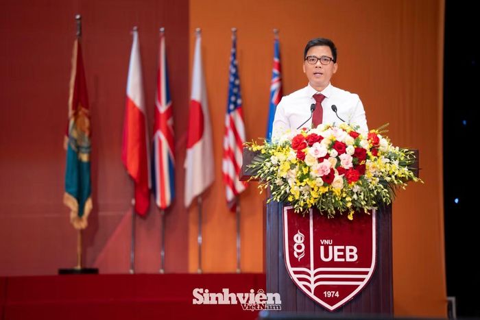 ThS Nguyễn Trung Phong, Phó Trưởng phòng Đào tạo công bố các quyết định tốt nghiệp và khen thưởng đối với các thủ khoa, sinh viên xuất sắc.