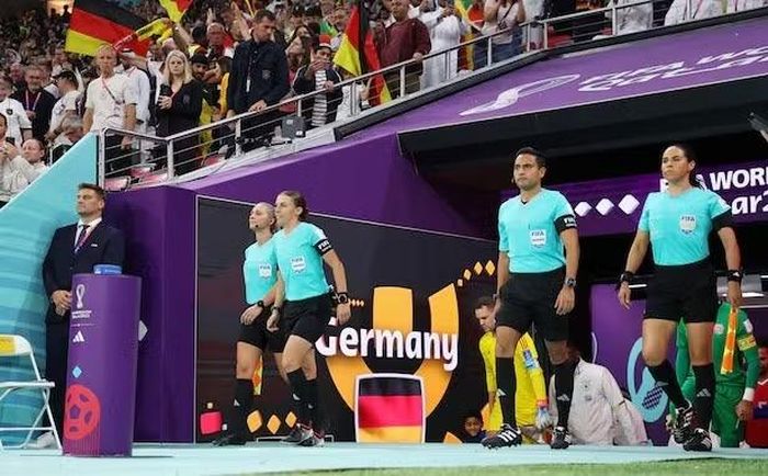 Lần đầu tiên trong lịch sử FIFA, các nữ trọng tài điều khiển các trận đấu tại "World Cup Qatar 2022", sau 92 năm. Người thứ hai từ trái sang là trọng tài người Pháp, Stéphanie Frappart.