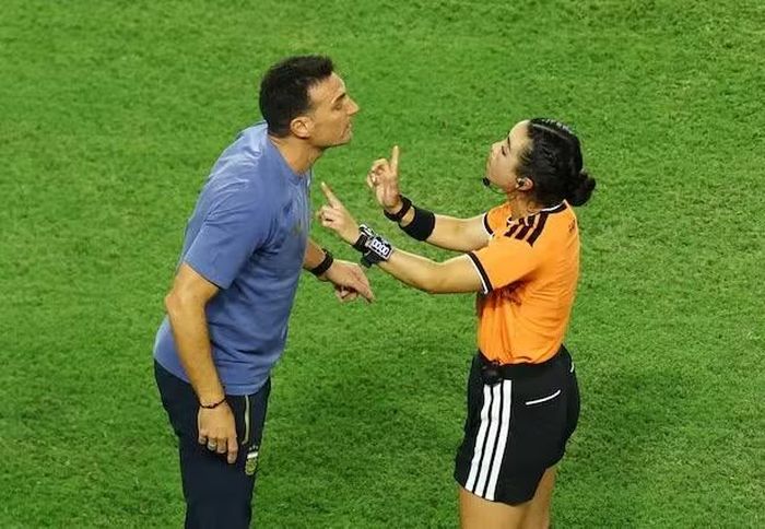 Nữ trọng tài người Mexico, Katia Itzel García, đáp trả lời phản đối của một huấn luyện viên người Argentina trong trận đấu vòng 32 giữa Argentina và Cape Verde diễn ra tại Florida hồi đầu tháng này.