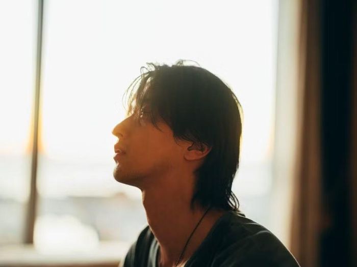 Yokohama Ryusei chia sẻ: "Trong thời kỳ đại dịch COVID-19, cuốn tiểu thuyết mà tôi tình cờ đọc được là "Nanji, Hoshi no Gotoku" của Nagira Yu. Những miêu tả tinh tế về cảm xúc, sức mạnh của ngôn từ và những câu hỏi về điều đúng đắn cũng như về xã hội hiện đại. Một thế giới nơi cái đẹp và sự tàn khốc cùng tồn tại. Tôi hoàn toàn bị cuốn hút bởi mọi thứ về tác phẩm đó, và việc được tham gia vào quá trình chuyển thể thành phim đã trở thành một bước ngoặt trong sự nghiệp của tôi. Ngay khi đọc được những dòng chữ ấy, tôi đã cảm thấy khao khát mãnh liệt được sống như một mái chèo giữa khung cảnh tuyệt đẹp của biển nội địa Seto, và tôi đã khiêm tốn bày tỏ cảm xúc của mình một cách chi tiết với cô Nagira và đạo diễn Fujii, những người đã vui vẻ đón nhận chúng. Nếu tác phẩm này được chuyển thể thành phim, chỉ có đạo diễn Fujii mới có thể làm cho các nhân vật và thế giới trở nên hấp dẫn hơn nữa, và Hirose Suzu, người mà tôi đã hợp tác trong "The Wandering Moon", sẽ thổi hồn vào nhân vật Akimi. Hàng loạt điều kỳ diệu đã xảy ra, và tôi đã vô cùng xúc động ngay cả trước khi bắt đầu quay phim, tôi thực sự biết ơn tất cả mọi người. Tôi sẽ chịu trách nhiệm mang đến sự xuất sắc của tác phẩm này cho mọi người, vì vậy hãy chờ đợi nhé".