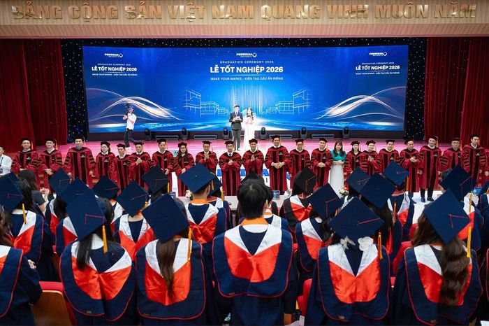 Sinh viên ĐH Phenikaa tri ân các thầy cô giáo tại buổi lễ.