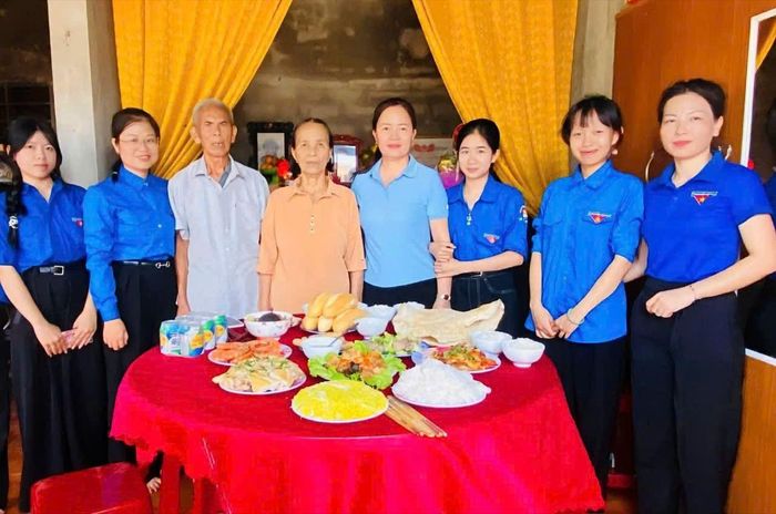  Bữa cơm tri ân do đoàn viên, thanh niên xã Nam Ba Đồn, tỉnh Quảng Trị tổ chức tại một gia đình liệt sĩ 