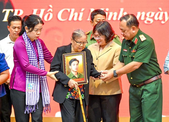  Lãnh đạo TPHCM, Bộ Tư lệnh TPHCM trao tặng di ảnh được phục dựng đến bà Đỗ Thị Ân, vợ liệt sĩ Lương Đình Canh 