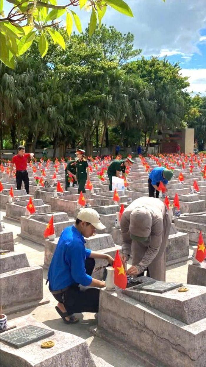  Tuổi trẻ Quảng Trị chăm sóc các phần mộ liệt sĩ tại Nghĩa trang liệt sĩ xã Nam Trạch 