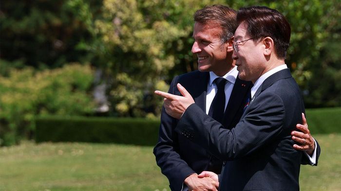 Tổng thống Hàn Quốc Lee Jae-myung và Tổng thống Pháp Emmanuel Macron tại địa điểm tổ chức Hội nghị thượng đỉnh G7 ở Evian-les-Bains, Pháp, ngày 16-6. Ảnh: SBS