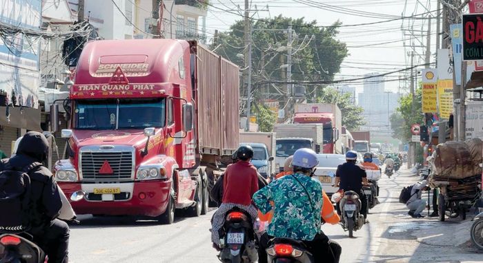 Lượng lớn xe container lưu thông trên đường Nguyễn Duy Trinh để hướng vào cảng Tân Cảng - Cát Lái, TPHCM. Ảnh: ĐÌNH DƯ