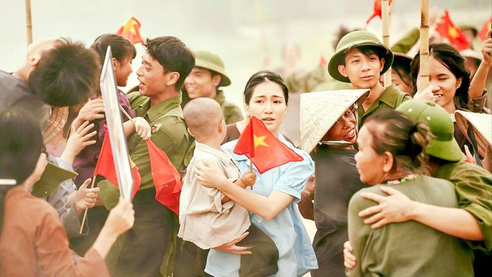 Ca sĩ Hòa Minzy trong music video Nỗi đau giữa hòa bình (nhạc sĩ Nguyễn Văn Chung sáng tác). Ảnh: NSCC