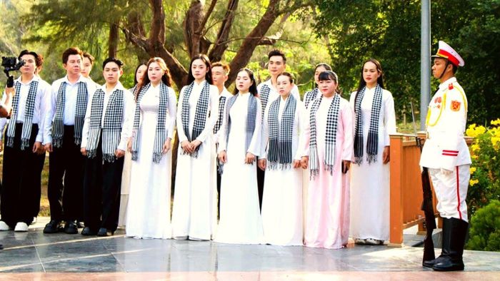 Các nghệ sĩ TPHCM thể hiện ca khúc Linh thiêng Việt Nam (nhạc sĩ Lê Quang sáng tác) tại Nghĩa trang Hàng Dương (đặc khu Côn Đảo, TPHCM) vào tháng 4-2026. Ảnh: Đội tình nguyện viên nghệ sĩ TPHCM cung cấp