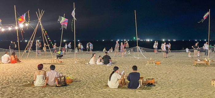  Đông đảo người dân, du khách ngồi bên bờ biển, tận hưởng không khí đêm hè Đà Nẵng 