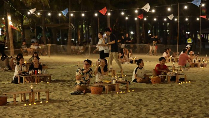  Bàn gỗ nhỏ và thảm cói tạo không gian thưởng thức ẩm thực, nghỉ ngơi cho du khách 