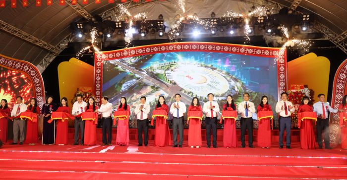  Đại tướng Phan Văn Giang, Ủy viên Bộ Chính trị, Phó Thủ tướng, Bộ trưởng Bộ Quốc phòng cùng các đại biểu cắt băng Quảng trường trung tâm Gia Nghĩa và khu liên hợp Bảo tàng - Thư viện - Công viên 