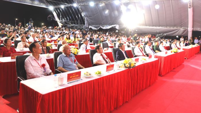  Các đại biểu dự buổi lễ 
