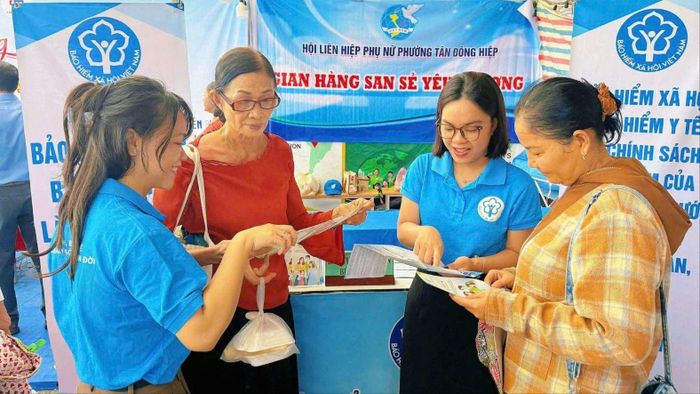 Cán bộ BHXH TPHCM tư vấn chính sách an sinh xã hội cho người dân. Ảnh: MAI CHI