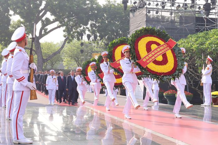 Các đồng chí lãnh đạo, nguyên lãnh đạo Đảng, Nhà nước, Ủy ban Trung ương MTTQ Việt Nam đặt vòng hoa tại Đài tưởng niệm các Anh hùng liệt sĩ (đường Bắc Sơn, Hà Nội) nhân kỷ niệm 79 năm Ngày Thương binh - Liệt sĩ, sáng 26-7. Ảnh: QUANG PHÚC 