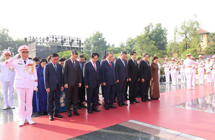  Các đồng chí lãnh đạo, nguyên lãnh đạo Đảng, Nhà nước, Ủy ban Trung ương MTTQ Việt Nam đặt vòng hoa tại Ðài tưởng niệm các Anh hùng liệt sĩ (đường Bắc Sơn, Hà Nội) nhân kỷ niệm 79 năm Ngày Thương binh - Liệt sĩ, sáng 26-7. Ảnh: QUANG PHÚC 