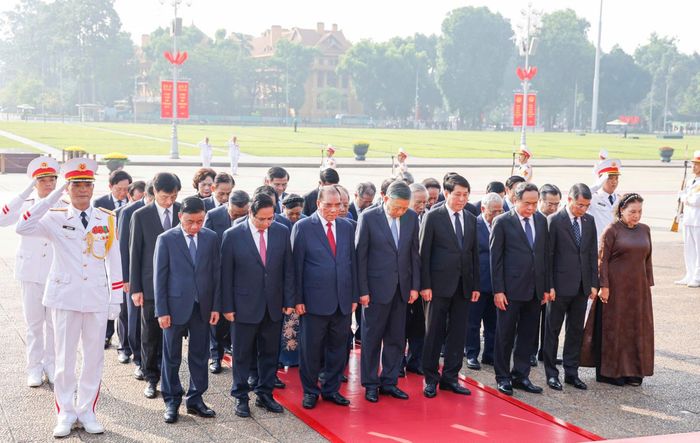  Các đồng chí lãnh đạo, nguyên lãnh đạo Đảng, Nhà nước, Ủy ban Trung ương MTTQ Việt Nam đến đặt vòng hoa và vào Lăng viếng Chủ tịch Hồ Chí Minh nhân kỷ niệm 79 năm Ngày Thương binh - Liệt sĩ, sáng 26-7. Ảnh: VIẾT CHUNG 