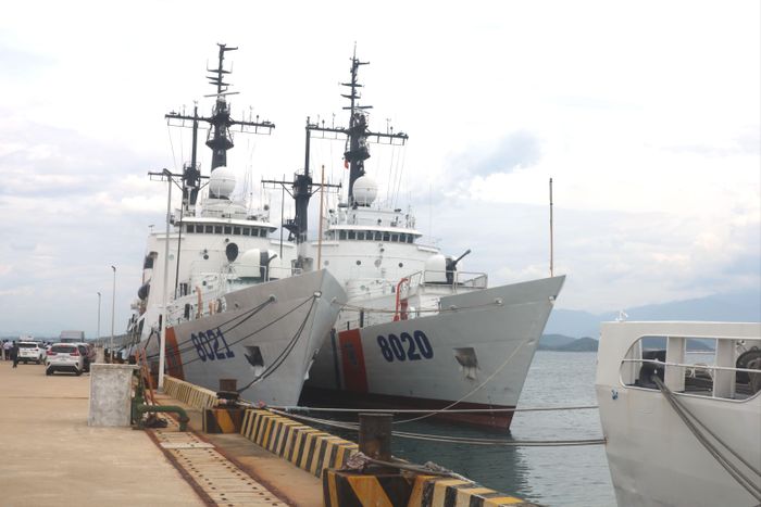 Hai tàu Cảnh sát biển thuộc Bộ Tư lệnh Vùng Cảnh sát biển 3 sẵn sàng thực hiện nhiệm vụ hỗ trợ ngư dân. Ảnh: QUỐC HÙNG