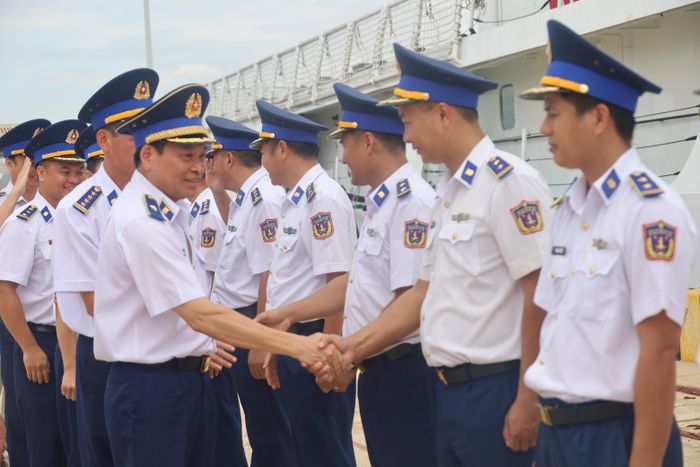 Thiếu tướng Trần Văn Xuân, Phó Chính ủy Cảnh sát biển Việt Nam, bắt tay chiến sĩ Hải đoàn 32 tại Khánh Hòa. Ảnh: QUỐC HÙNG