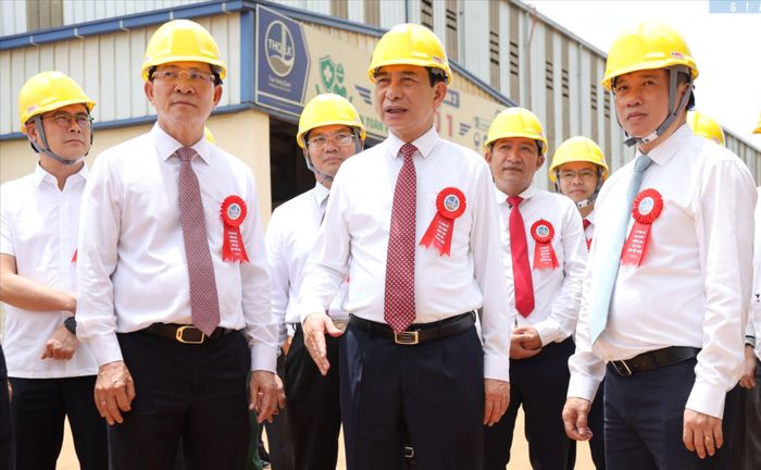 Đại tướng Phan Văn Giang tham quan nhà máy sản xuất nhôm
