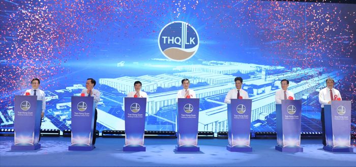 Các đại biểu thực hiện nghi thức công bố thỏi nhôm đầu tiên của Việt Nam